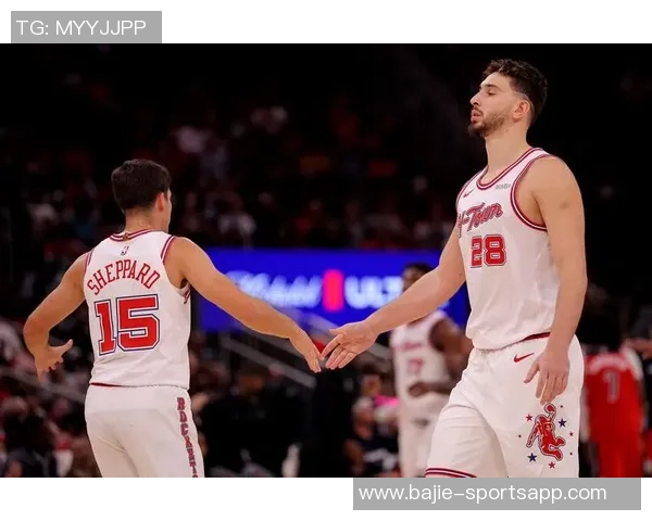 媒体人：火箭替补席确实没几个正常人了得亏末节有霍勒迪和申京